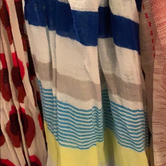 Four scarves - Picture 5 of 6